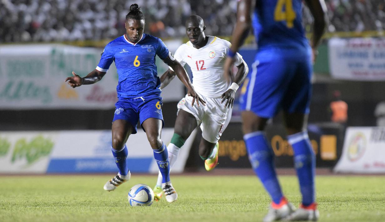 Pemain tertua di Piala Afrika 2021 adalah Marco Paulo Soares (kiri). Ia tercatat berumur 37 tahun, lebih tua tiga bulan dari Kei Kamara. Memulai debutnya pada 2006 silam, Paulo Soares telah mengoleksi 52 caps bersama Cape Verde. (AFP/Seyllou)