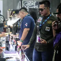 Suasana di Vape Fair 2016 di Ecovention Hall Ancol, Jakarta, Minggu (27/11). Brand vape nasional dan internasional menawarkan produk terbaiknya di pameran ini. (Liputan6.com/Faizal Fanani)