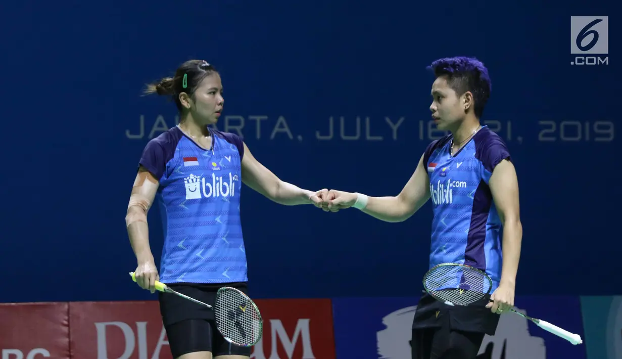 Pebulu tangkis ganda putri Indonesia, Greysia Polii/Apriyani Rahayu saat melawan Kim So Yeong/Kong Hee Yong (Korsel) di babak 16 besar Indonesia Open 2019 di Istora Senayan, Jakarta, Kamis (18/7/2019). Greysia/Apriyani kalah 20-22, 21-18, 13-21. (Liputan6.com/Helmi Fithriansyah)