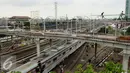 Pembangunan JPO Stasiun Tanah Abang tersebut bertujuan untuk memberikan kenyamanan dan keamanan bagi pengguna jasa kereta api, Jakarta, Jumat (30/9). (Liputan6.com/Gempur M Surya)
