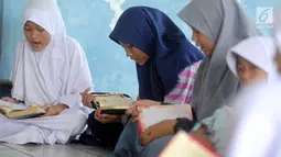 Anak-anak membaca kitab suci Al-Quran di Kampung Quran Alkholidin Cinere,  Depok, Senin (13/5/2019). Momentum bulan Ramadhan 1440 H dimanfaatkan anak-anak usai pulang sekolah untuk membaca dan menghapal Quran secara bersama-sama untuk menambah amalan ibadah puasa. (merdeka.com/Arie Basuki)