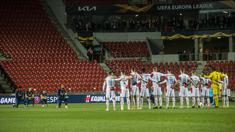 Ada pemandangan tak biasa pada laga leg kedua perempat final Liga Europa antara Slavia Praha menjamu Arsenal. (Photo by Michal Cizek / AFP)