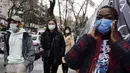 Orang-orang yang memakai masker untuk membantu melindungi dari penyebaran COVID-19 berjalan di Ankara, Turki, Senin (29/3/2021). Turki kembali memberlakukan lockdown akhir pekan dan pembatasan selama Ramadan menyusul peningkatan tajam kasus COVID-19. (AP Photo/Burhan Ozbilici)