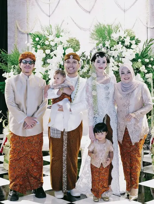 Di momen akad nikah Thariq Halilintar dan Aaliyah Massaid, Aurel Hermansyah tampil menawan mengenakan atasan bersiluet kebaya berwarna cokelat. Detail crossing dengan bordir floral yang cantik, serta padu padan kain batik serasi menyempurnakan keseluruhan penampilan Aurel di sini. [Foto: Instagram/aurelie.hermansyah]