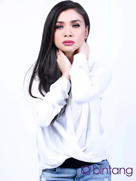 "Iya, di Indonesia ini pertama kali Shiha launching single 'Seperti Novel Cinta' di hadapan media, kalo di Malaysia cuma launching di radio," ujar Shiha saat berbincang secara eksklusif Bintang.com. (Foto: Febio Hernanto/Bintang.com)