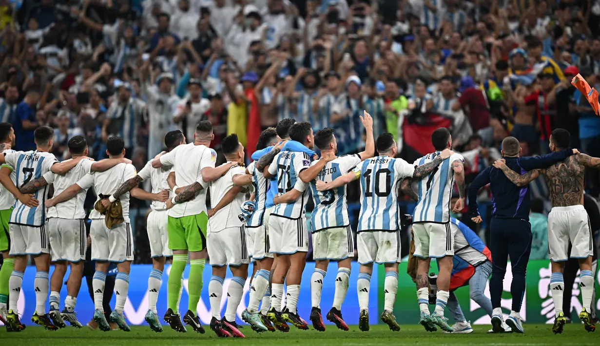 <p>Pemain Argentina merayakan kemenangan di depan pendukungnya setelah berhasil mengalahkan Kroasia dengan skor 3-0 saat laga semifinal Piala Dunia 2022 yang berlangsung di Lusail Stadium, Qatar, Selasa (13/12/2022) waktu setempat. (AFP/Anne-Christine Poujoulat)</p>