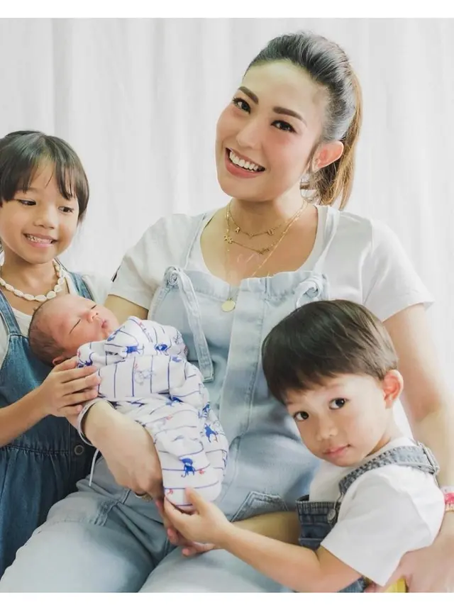 Potret Terbaru Ayu Dewi Pasca Melahirkan Bersama Keluarga
