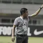 Pelatih Bali United, Widodo Cahyono Putro, memberikan arahan kepada anak asuhnya saat melawan PS TNI  pada laga lanjutan liga 1 di Stadion Pakansari, Bogor, Senin (10/7/2017). Bali United menang 4-3 atas PS TNI. (Bola.com/M Iqbal Ichsan)