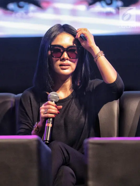 Penyanyi Syahrini memberi keterangan konser bertema "10 Tahun Jambul Khatulistiwa Journey of Syahrini" di Jakarta, Selasa (28/8). Syahrini akan menggelar konsernya pada 20 September 2018. (Liputan6.com/Faizal Fanani)