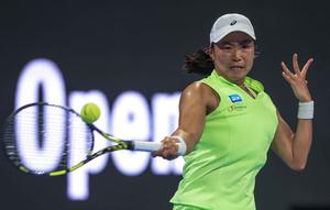 Petenis tunggal putri Indonesia, Janice Tjen memukul bola balasan saat melawan Iga Swiatek (Polandia) pada babak kedua turnamen Qatar Open di Doha, 10 Februari 2026. (Karim JAAFAR/AFP)