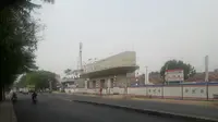 Konstruksi jalur kereta bandara di Jalan Daan Mogot, Jakarta Barat. (Liputan6.com/Pramita Tristiawati)