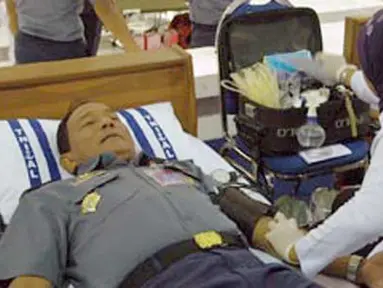 Citizen6, Surabaya: Kegiatan donor darah Prajutrit kobangdikal yang terdiri Perwira,bintara,tamtama dan Pegawai Sipil Kobangdikal di Gedung R Moeljadi Kobangdikal dalam rangka Hardikal ke 65. (Pengirim: Rohman Arif)