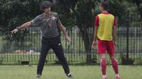 Pelatih Persija Jakarta, Stefano Teco, memberikan instruksi saat latihan di Lapangan Sutasoma Halim, Jakarta, Sabtu (3/3/2018). Latihan ini digelar sebelum berangkat ke Vietnam untuk melawan SLNA pada Piala AFC. (Bola.com/Asprilla Dwi Adha)
