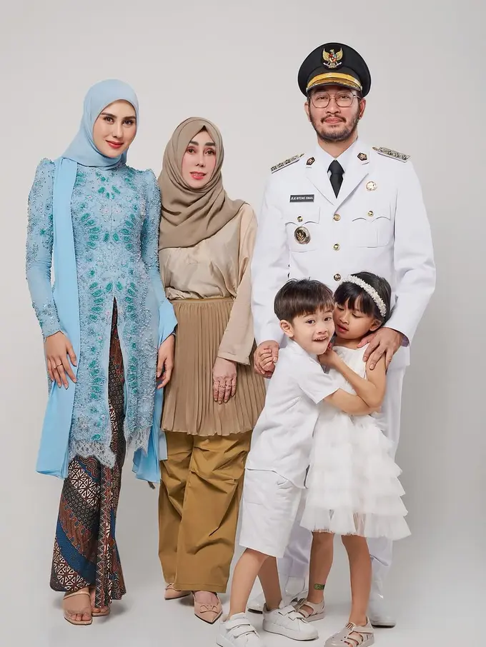 Gaya Pemotretan Keluarga Ritchie Ismail dan Syahnaz Sadiqah Usai Dilantik