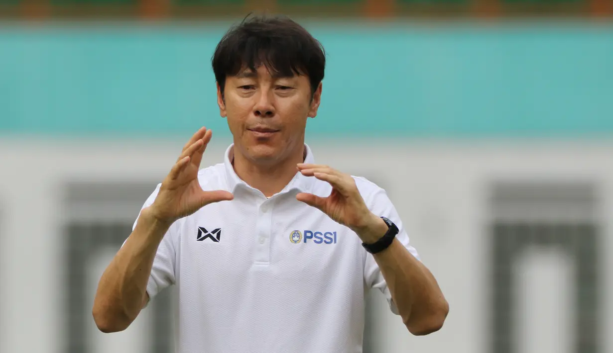 Manajer pelatih Timnas Indonesia, Shin Tae-yong, memberikan arahan saat latihan Timnas U-19 di Stadion Wibawa Mukti, Senin (13/1/2020). Pria asal Korsel ini menjadi supervisi untuk Timnas Indonesia senior, U-22, U-20, dan U-16. (Bola.com/M Iqbal Ichsan)