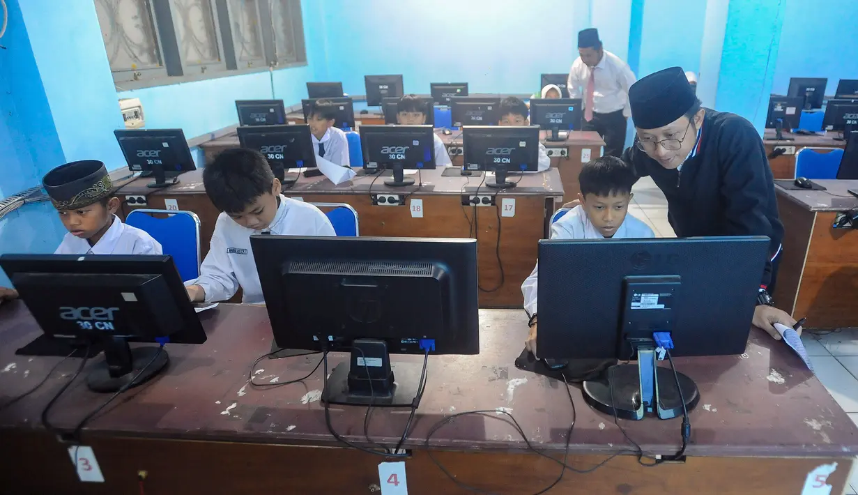 Asesmen ini menggunakan komputer secara daring dan semi daring sebagai media untuk menampilkan dan menjawab soal. (merdeka.com/Arie Basuki)