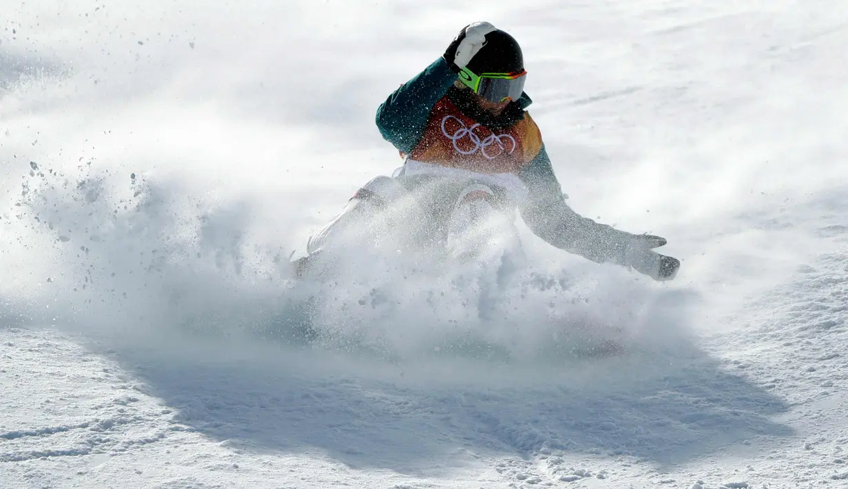 Emily Arthur saat terjatuh dalam pertandingan semifinal halfpipe putri pada Olimpiade Musim Dingin 2018 di Pyeongchang, Korea Selatan, (13/2). Atlet Snowboarding 18 tahun ini mengalami cedera di bagian hidung yang berdarah. (AP Photo / Gregory Bull)