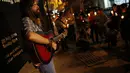 Seniman Ukraina, Sergey Onischenko, menyanyikan lagu bertema Cinta dan Harmoni buat para korban jatuhnya pesawat Malaysia Airlines MH-17, Kuala Lumpur, (20/7/2014). (REUTERS/Edgar Su)