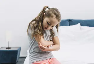 kulit anak memiliki tingkat sensitivitas yang lebih tinggi dibandingkan orang dewasa. credits: freepik