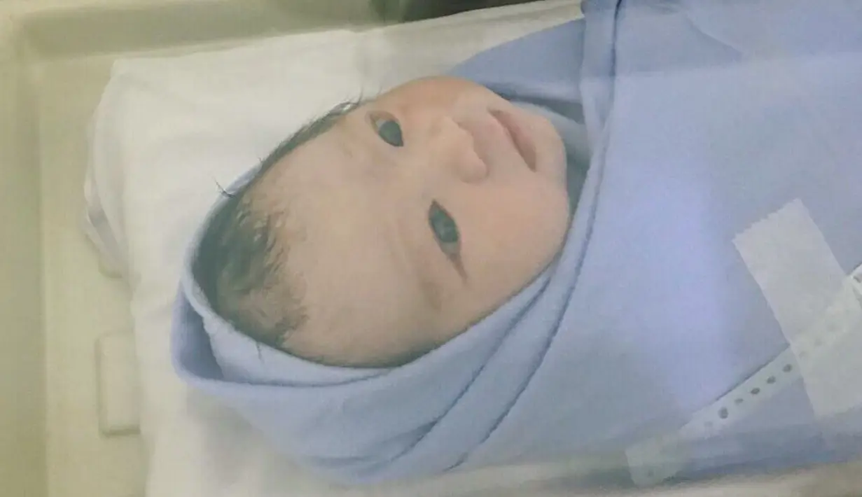 “Rasa bahagia yg tdk pernah terbayangkan akan bertemu dan melepas rindu dgn kamu yg belum pernah ku temui.. kini ada di pelukan.. dan alasan knapa aku ingin hidup 1000 tahun lamanya..” lanjut tulisannya. (Instagram/putriuna)