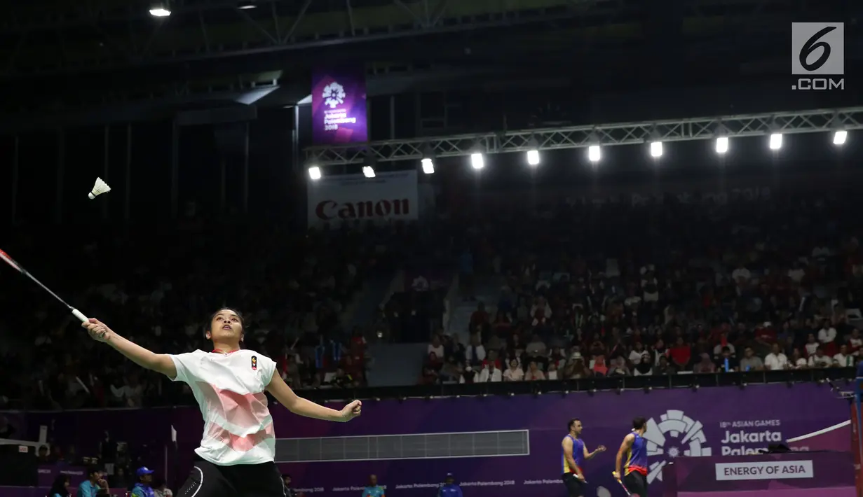 Tunggal putri Indonesia, Gregoria Mariska Tunjung mengembalikan kok ke arah pemain India, Pusarla V Sindhu di babak 16 besar Bulutangkis Tunggal Putri Asian Games 2018 di Istora Kompleks GBK, Jakarta, Sabtu (25/8). (Liputan6.com/Helmi Fithriansyah)