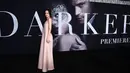 Aktris AS, Dakota Johnson saat menghadiri pemutaran film perdana "Fifty Shades Darker" di The Theatre di Ace Hotel di Los Angeles, AS (2/2). Film ini disutradarai oleh James Foley dan ditulis oleh Niall Leonard. (Alberto E. Rodriguez/Getty Images/AFP)