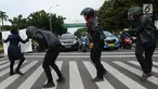Aksi sejumlah mahasiswa dan mahasiswi saat mengampanyekan keselamatan berlalu lintas di Jakarta, Rabu (20/3). Aksi ini mengajak pengendara untuk tertib berlalu lintas dengan #SelamatDijalan. (merdeka.com/Imam Buhori)