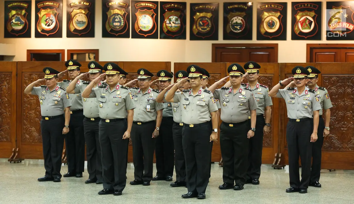 Perwira tinggi Polri mengikuti upacara kenaikan pangkat yang dipimpin oleh Kapolri Jenderal Tito Karnavian di Rupatama Mabes Polri, Jumat (21/7). Delapan polisi berpangkat Kombes mendapat kenaikan pangkat menjadi Brigjen. (Liputan6.com/Faizal Fanani)