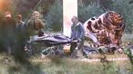 Orang-orang membawa kantong jenazah dari puing-puing jet pribadi yang jatuh dekat Desa Kuzhenkino, wilayah Tver, Rusia, Kamis (24/8/2023). Pemimpin tentara bayaran Rusia Wagner Group, Yevgeny Prigozhin dilaporkan tewas saat sebuah jet pribadi yang ditumpanginya jatuh pada 23 Agustus 2023 dan menewaskan 10 orang di dalamnya. (AP Photo)