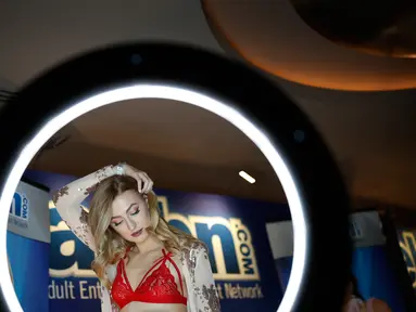 Aktris porno Alexa Grace berdiri di sebuah stan untuk bertemu dengan penggemar saat AVN Adult Entertainment Expo 2018 di Hard Rock Hotel and Casino Las Vegas, Nevada, Amerika Serikat, Rabu (24/1). (Foto AP/John Locher)