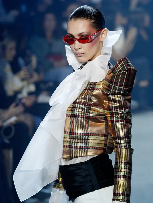 Model AS Bella Hadid berpose diatas catwalk saat mengenakan rancangan karya Alexandre Vauthier dalam Haute Couture musim panas 2018 fashion show di Paris (23/1). (AFP Photo/Francois Guillot)