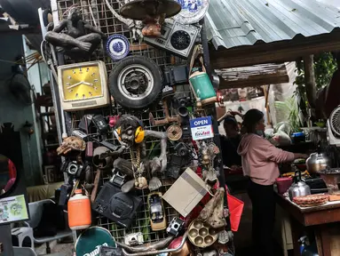 Suasana tempat jual - beli barang-barang antik di Kebayoran Vintage, Jakarta, Kamis (22/9/2020). Berdasarkan keterangan para pedagang, penjualan barang antik mengalami penurunan sebesar 50 persen di masa pandemi COVID-19 saat ini. (Liputan6.com/Johan Tallo)