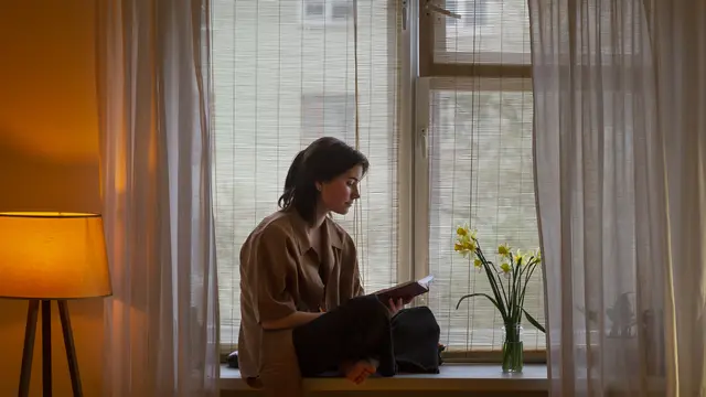 Ketika seseorang merasa bahwa dirinya hanya bagian dari pasangan, rasa kesepian bisa saja muncul karena mereka kehilangan identitas diri.