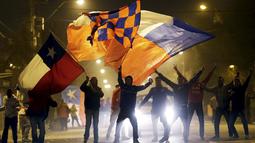 Suporter Cile merayakan kemenangan timnasnya di jalanan kota Santiago, Cile. (Reuters/Ueslei Marcelino)