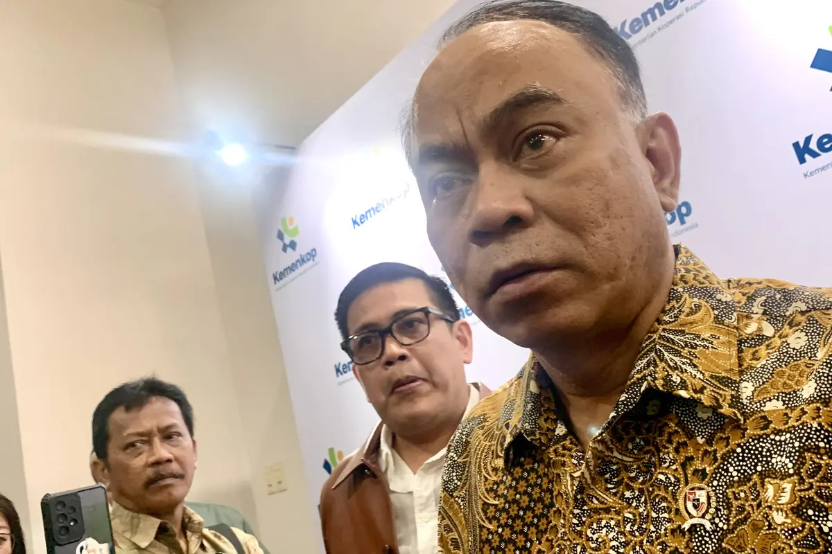Menteri Koperasi (Menkop) Budi Arie Setiadi ditemui di kantor Kementerian Koperasi, Jakarta, Kamis (12/12/2024). Budi memastikan koperasi masuk rantai pasok Makan Bergizi Gratis. (Tasha/Liputan6.com)