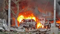 Bom mobil meledak di luar sebuah hotel di Mogadishu, menyebabkan 10 orang tewas dan puluhan lainnya terluka.