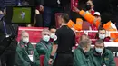 Wasit Stuart Atwell melihat VAR saat Arsenal melawan Manchester City pada pertandingan sepak bola Liga Inggris di Stadion Emirates, London, Inggris, 1 Januari 2022. Manchester City menang 2-1. (AP Photo/Matt Dunham)