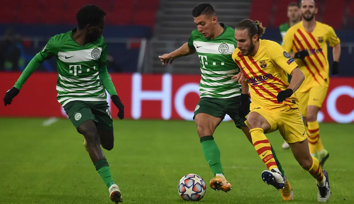 Bek Barcelona, Oscar Mingueza (kanan) berebut bola dengan pemain Ferencvaros, Myrto Uzuni dan Tokmac Nguen (kanan) pada matchday kelima Grup G Liga Champions di Puskas Arena, Kamis (3/12/2020) dinihari WIB. Barcelona berhasil meraih kemenangan 3-0 di kandang Ferencvaros. (Attila KISBENEDEK / AFP)