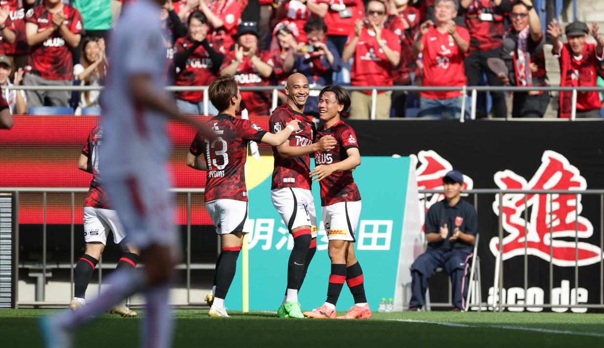 Pada musim 2022, Thiago Santos Santana tetap bermain bersama Shimizu S-Pulse di kasta kedua. Sepanjang musim ia hanya mencetak 12 gol, dengan Shimizu S-Pulse menempati posisi empat klasemen akhir. (J.LEAGUE)