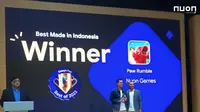 Director APAC P&E Marketing Google, Srikant Nayak (paling kanan) menyerahkan penghargaan “Best Made in Indonesia” kepada gim Paw Rumble yang diterima oleh SPV Game Publishing Nuon, Christoper Andrew Kemur (tengah) disaksikan Google Play Policy Experience Manager, Sid Tiwari (paling kiri) dalam ajang Google Play Best of 2023 di Singapura. (Foto: Istimewa)
