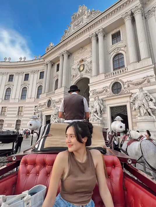 Selama di Austria, Beby Tsabina juga tak ketinggalan untuk berkeliling menggunakan kereta kuda bak seorang bangsawan. Dirinya juga begitu menikmati suasana Austria dengan busana kasual serta rambut terikat dan makeup sederhana. (Liputan6.com/IG/@bebytsabina)