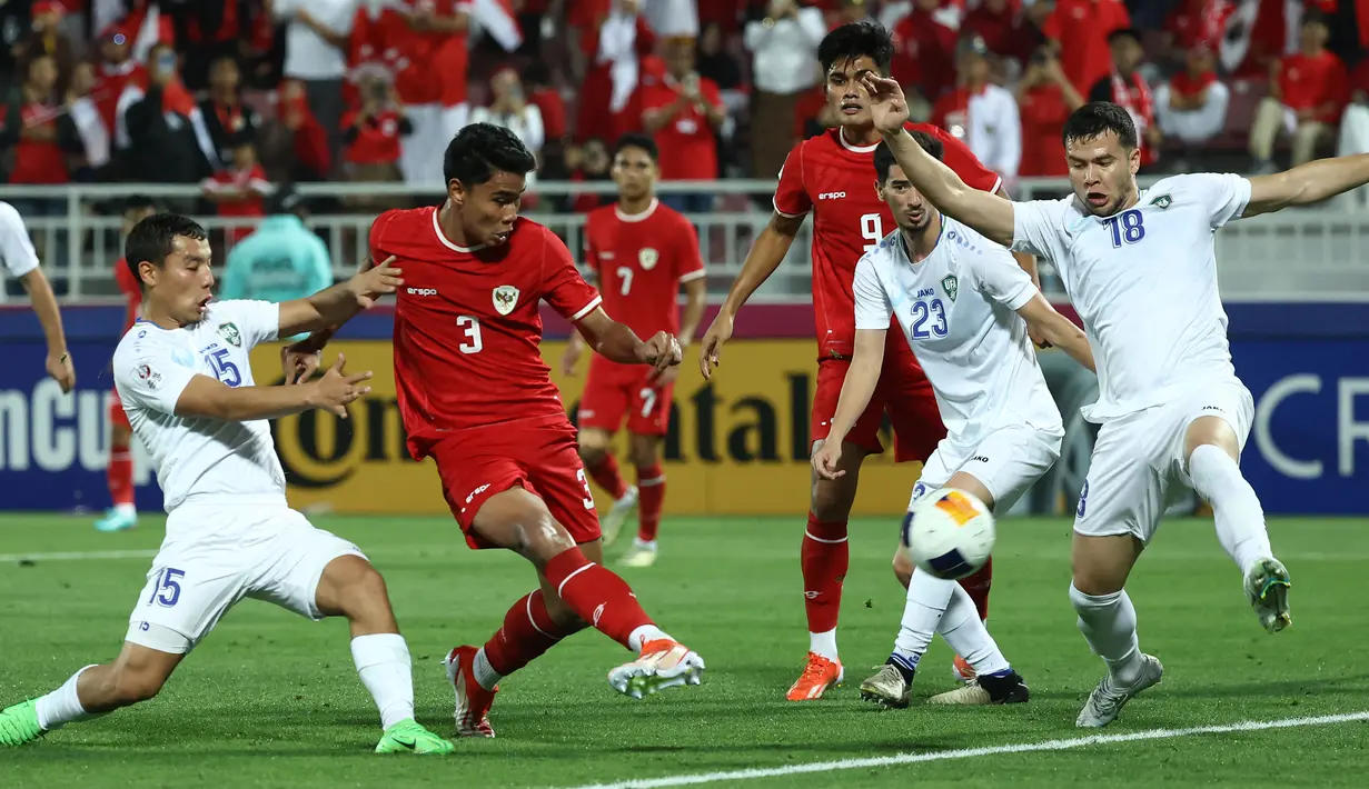 <p>Pemain Timnas Indonesia U-23, Muhammad Ferarri (tengah) mencetak gol ke gawang Uzbekistan U-23 yang akhirnya dianulir VAR pada laga semifinal Piala Asia U-23 2024 di Abdullah bin Khalifa Stadium, Doha, Qatar, Senin (29/4/2024). (AFP/Karim Jaafar)</p>