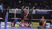 Smes Rivan Nurmulki dari BNI Samator coba diblok pemain Pasundan Bandung M Nurfadlillah Malik Ibrahim&nbsp;(kiri) dan&nbsp;Ujang Nandar pada laga pembuka Grup B&nbsp;Liga Voli Indonesia atau Livoli Divisi Utama 2022 di GOR&nbsp;Tawangalun, Banyuwangi, Selasa (11/10/2022). (foto: PBVSI)
