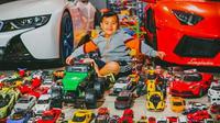 Bocah berdarah Vietnam, Bentley Phi Tran, mengoleksi mobil-mobilan atau diecast hingga 7.000 unit. (Zing)