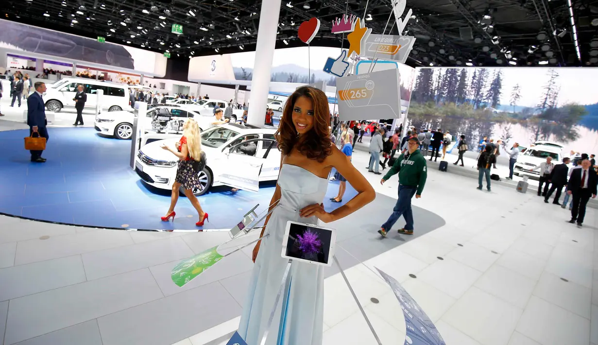 Model menyajikan fitur multimedia dari mobil Volkswagen di Frankfurt Motor Show (IAA) di Frankfurt, Jerman (16/9/2015). Pameran ini di selenggarakan mulai tanggal 15-27 September 2015. (REUTERS/Kai Pfaffenbach)