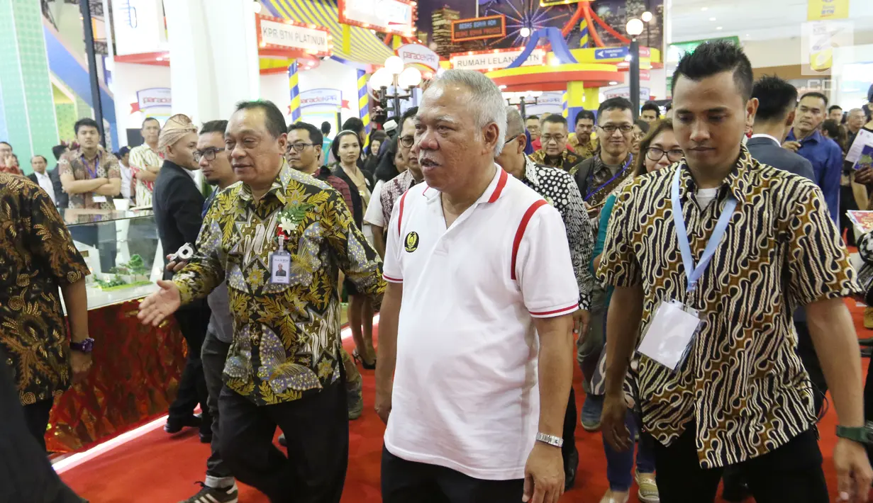 Menteri Pekerjaan Umum dan Perumahan Rakyat (PUPR) Basuki Hadimuljono didampingi Direktur Umum BTN, Maryono berkeliling pameran Indonesia Property Expo (IPEX) 2018 di Jakarta Convention Centre, Sabtu (3/3). (Liputan6.com/Angga Yuniar)