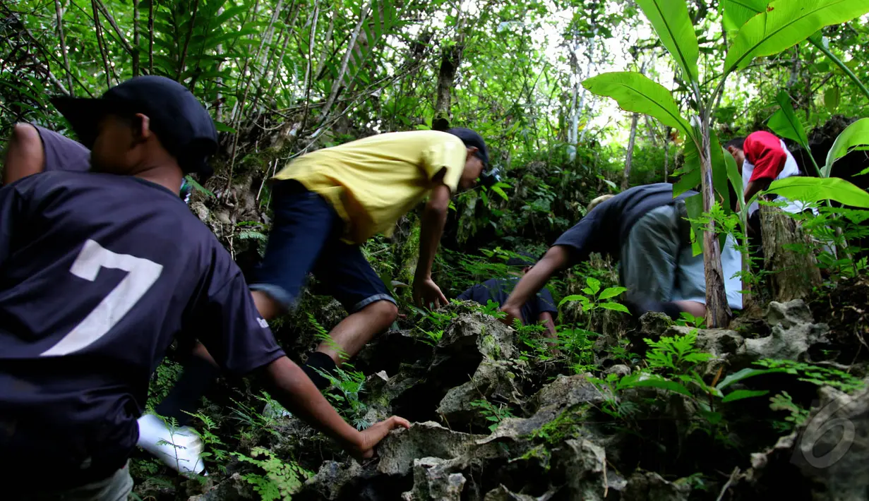 Jalan menuju Goa Bagong penuh tantangan. Dibutuhkan kehati-hatian dalam menyusuri jalan setapak menuju Goa Bagong, Jawa Barat , Sabtu (17/5/2015). (Liputan6.com/Andrian M Tunay)