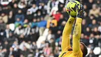 Kiper Monza Michele Di Gregorio (kanan) menangkap bola saat melawan Juventus pada pertandingan sepak bola Liga Italia di Allianz Stadium, Turin, Italia, 29 Januari 2023. Juventus makin terpuruk usai kalah 0-2 dari Monza. (Marco Alpozzi/LaPresse via AP)