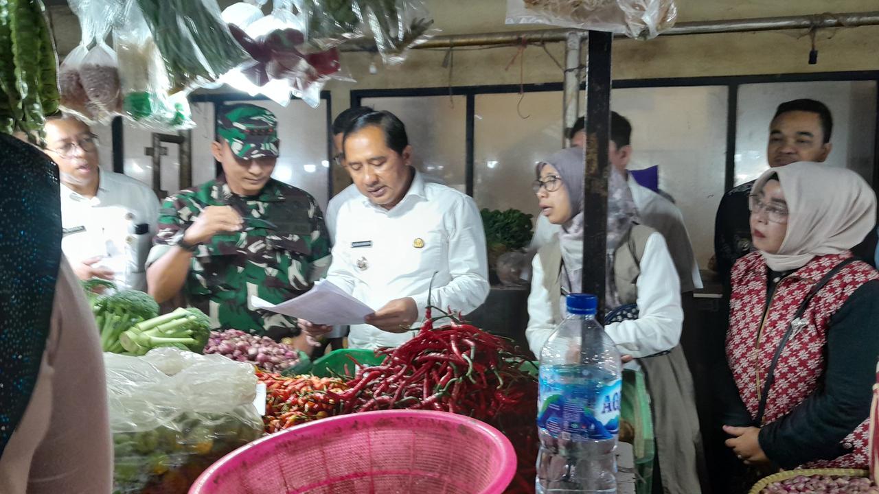 Wakil Wali Kota Depok, Chandra Rahmansyah saat belusukan di Pasar Cisalak, Depok