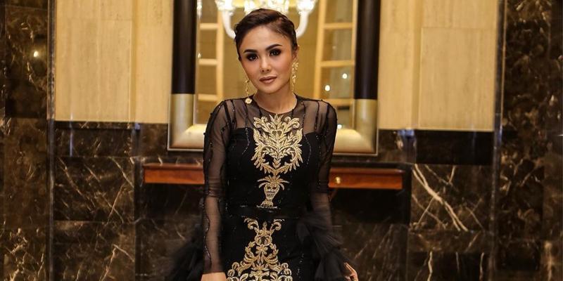 FOTO: Gaya Yuni Shara saat Pakai Dress Hitam, Tampil Elegan - Photo  Liputan6.com